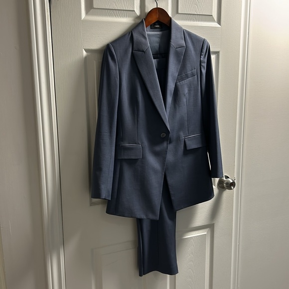 Tailored Theory pant suit in powder blue - Picture 1 of 11